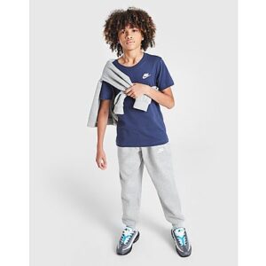 Bring frische Energie in deinen Alltags-Look mit diesem Nike Small Logo T-Shirt für Kinder. In der Farbe Midnight Navy ist dieses Standard-Fit Oberteil aus weicher