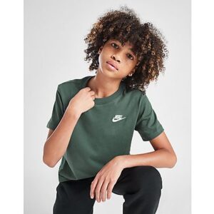 Mit diesem Small Logo Kinder-T-Shirt von Nike bringst du ein neues Highlight in deine Garderobe. In der Farbe Vintage Green ist dieses Standard-Fit T-Shirt aus weicher