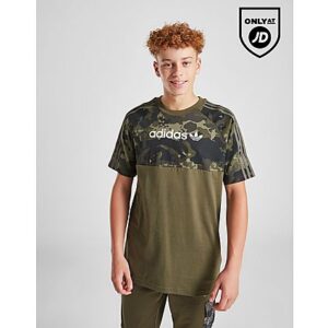 Dieses Camo Colour Block Kinder-T-Shirt von adidas Originals darf in deinem Kleiderschrank nicht fehlen. Das JD-exklusive Regular-Fit Oberteil besteht aus weicher Baumwolle und ist in der Farbe Olive Strata gehalten und mit einem Paneel in Tarnfarben auf der oberen Hälfte versehen. Der gerippte Rundhalsausschnitt und die kurzen Ärmel sorgen für einen zeitlosen Look