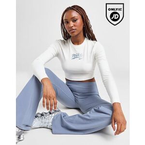 Bring deine Freizeitgarderobe auf ein neues Level mit diesem Nike Trend Logo Long Sleeve T-Shirt für Damen. Das JD-exklusive Crop Top ist in der Farbe Sail gehalten und besteht aus weichem