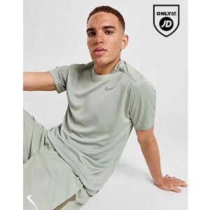 Zeit für einen neuen Trainings-Look mit dem Nike Miler 1.0 T-Shirt für Herren. Dieses Standard-Fit Oberteil in der Farbe Jade Horizon besteht aus glattem