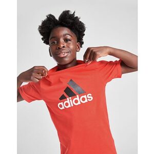 Sorge für einen lässigen Look mit dem Badge of Sport Large Logo Kinder-T-Shirt von adidas. Dieses Regular-Fit Oberteil in Rot ist mit schwarzen Akzenten versehen und besteht aus weicher