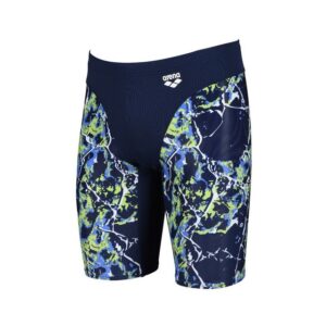 arena Jammer Badehose Earth Texture Männer MaxLife Setze Zeichen in unseren Earth Texture-Jammers. Diese Herrenbadehose sorgt mit ihrer geschmeidigen Form für verbesserte Geschwindigkeit im Wasser. Sie ist an den Beinen mit einem Tropfbild-Motiv bedruckt. Trage sie beim intensiven Schwimmen und Training. Erhältlich in drei verschiedenen Farbvarianten.MaterialMaxLife ist ein exklusiver Schwimmbekleidungsstoff von arena. Er bietet maximale Chlorresistenz und kombiniert ausgezeichnete Passform mit Formbeständigkeit und hydrodynamischer Leistung. Dazu ist er schnelltrocknend und hat einen eingebauten 50+