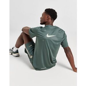 Level up your training 'fits with this men's Performance T-Short from Nike. Landing in a Vintage Green colourway