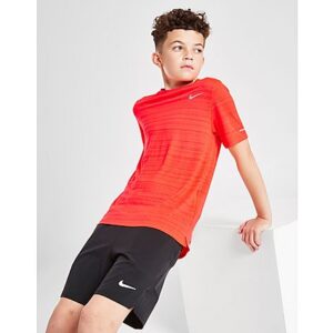 Bleiben Sie mit diesem Miler T-Shirt für Kinder von Nike bei Läufen bei schlechten Lichtverhältnissen gesehen. Dieses Trainingsoberteil in der Farbe Bright Crimson besteht aus glattem und leichtem Polyestergewebe mit schweißableitender Dri-FIT-Technologie