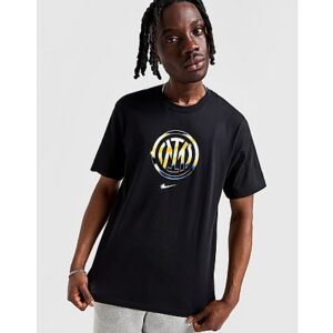 Dieses Inter Mailand Crest Herren-T-Shirt von Nike ist genau das Richtige für jeden Fan. Das T-Shirt in der Farbe Schwarz ist aus einer weichen Baumwollmischung gefertigt und sorgt für erstklassigen Komfort. Es verfügt über einen gerippten Rundhalsausschnitt und kurze Ärmel für einen klassischen Look