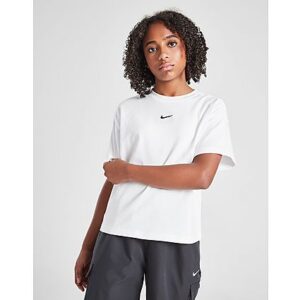 Freshen up your everyday style with this junior girls' Boxy Essential T-Shirt from Nike. Coming in a crisp White colourway