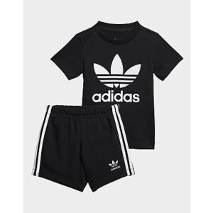 Ein Outfit zum Spielen und Toben. Mit diesem adidas Set aus Shorts und T-Shirt für Babys und Kleinkinder ist dein kleiner Schatz für alles gewappnet. Das legendäre Trefoil Logo