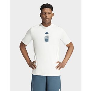 Mit diesem T-Shirt hast du es immer und überall bequem. Es ist Teil der adidas Travel Kollektion