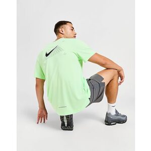 Vom Training bis zum Chillen - dieses Miler Grid T-Shirt für Herren ist perfekt für dich. Dieses T-Shirt mit Standard-Passform in der kräftigen Farbgebung Vapor Green besteht aus glattem