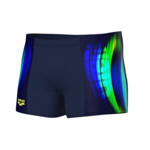 arena Breath Badeshorts für Herren chlorbeständigZieh deine wöchentlichen Bahnen in unserer Badeshorts Breath für Herren. Diese sportliche Badehose hat einen farbenfrohen abstrakten Print und ist mit unserem Logo versehen. Sie ist mit einem inneren Kordelzug für einen perfekten Sitz ausgestattet und besteht zu 80 % aus recyceltem Polyamid