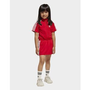 Dieses sportliche adidas Kleid für Kinder ist der perfekte Begleiter für den Alltag. Es ist aus glattem Trikotmaterial und kommt mit den legendären 3-Streifen an den Ärmeln und einem Trefoil Logo auf der Brust. Egal