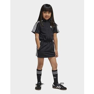 Dieses sportliche adidas Kleid für Kinder ist der perfekte Begleiter für den Alltag. Es ist aus glattem Trikotmaterial und kommt mit den legendären 3-Streifen an den Ärmeln und einem Trefoil Logo auf der Brust. Egal