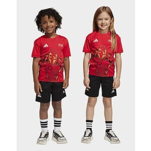 Das perfekte Set für kleine Superheld_innen! Diese adidas Kombi aus T-Shirt und Shorts für Kinder ist von Marvels Iron Man inspiriert und kommt mit einer farbenfrohen Grafik des legendären Rüstungsanzugs auf der Vorderseite des Oberteils. Die passenden Shorts zeigen einen dezenten Allover-Print