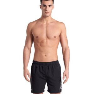 Mit einem unverzichtbaren Badeanzug aus einem technischen Stoff von höchster Qualität liegen Sie immer richtig. Unsere Fundamentals Logo Boxershorts für Herren haben eine flache Vorderseite