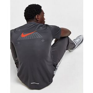 Level up your training essentials with this men's Performance T-Shirt from Nike. In an Anthracite colourway