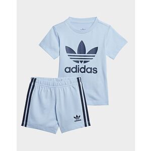 Ein Outfit zum Spielen und Toben. Mit diesem adidas Set aus Shorts und T-Shirt für Babys und Kleinkinder ist dein kleiner Schatz für alles gewappnet. Das legendäre Trefoil Logo