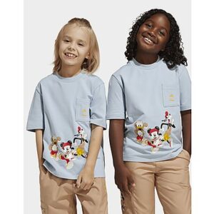 Mit diesem adidas T-Shirt für Kinder kann dein kleiner Schatz seine Begeisterung für Disney perfekt zum Ausdruck bringen. Die farbenfrohe Grafik zeigt Micky und Pluto bei ihren Erkundungstouren in der Stadt und inspiriert dein Kind dazu