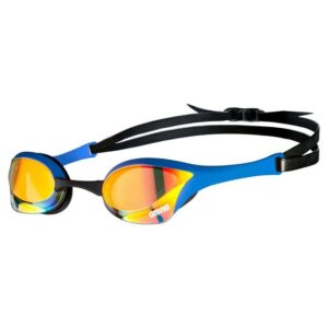 Arena Cobra Ultra Swipe Mirror Schwimmbrille: revolutionäre Antibeschlag-Technologie für den Wettkampf Mit der neuen Swipe Antibeschlag-Technologie von arena übertrifft sich die Marke selbst und bietet Schwimmern eine hervorragende Lösung für eine stets klare Sicht. Auch die bisherige Antibeschlag-Formel von Cobra darf sich zu den besten auf dem Markt zählen. Doch mit der neuen Swipe-Technologie präsentiert Arena eine noch bessere Lösung für anlaufende Brillengläser. Diese Schwimmbrille eignet sich hervorragend für den Wettkampf. Denn mit einer einzigen Streichbewegung des Fingers kann die Swipe Antibeschlag-Technologie in Sekundenschnelle aktiviert werden. Damit lässt sich der Schutz vor nervigem Beschlag um das Zehnfache verlängern. Sobald die Schwimmbrille beschlägt