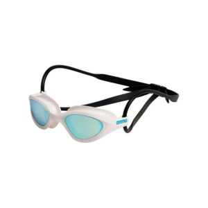 Die komfortable und wasserdichte Arena Unisex 365 Schwimmbrille ist die ideale Wahl für Fitnessschwimmer. Mit ihrer leichten Anpassung und dem Anti-Beschlag Schutz bietet sie maximalen Komfort und klare Sicht. Die großen Gläser mit UV-Schutz sorgen für optimale seitliche Sicht. Dank des leicht einstellbaren doppelten Kopfbands und des selbstjustierenden Nasenstegs passt sich die Brille bequem an die Gesichtsform an. Erhältlich mit hellen