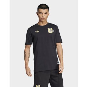 Zeig deine Begeisterung für Manchester United mit einem brandneuen Look. Dieses adidas T-Shirt kommt mit auffälligen Vereinsgrafiken auf der Vorder- und Rückseite. Dank 100 % Baumwolle hast du es außerdem besonders bequem