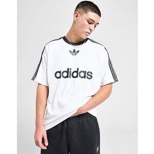 Dieses adidas T-Shirt ist ein wahres Multitalent. Ob lässig zu einer Jogginghose oder cool zu einer Denim im Used Look kombiniert - du punktest in jedem Fall mit angesagtem Style. Sein Look ist von typischen Trikots inspiriert und verpasst deinem Outfit einen sportlichen Touch. Mit dem legendären Trefoil auf der Vorderseite signalisierst du außerdem