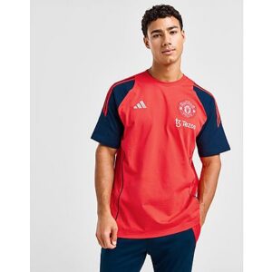 Repräsentiere deine Lieblingsmannschaft mit diesem Manchester United FC 3-Streifen-T-Shirt für Herren von adidas. Dieses T-Shirt mit normaler Passform ist in den Farben Bright Red und Night Indigo erhältlich und besteht aus weichem und atmungsaktivem Baumwollstoff für ein angenehmes Tragegefühl. Es verfügt über einen Rundhalskragen mit kurzen Ärmeln für einen klassischen Schnitt und ist mit dem Performance-Logo und dem MUFC-Wappen auf der Brust versehen. Maschinenwaschbar. | IT2024