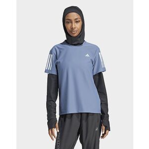 Dieses adidas Laufshirt gibt dir vom ersten Kilometer bis zum finalen Sprint ein angenehm frisches Tragegefühl. Die AEROREADY Technologie leitet Feuchtigkeit von der Haut ab und sorgt so für trockenen Komfort. Dank der reflektierenden Details für bessere Sichtbarkeit kannst du deine Laufrunde auch am frühen Morgen oder späten Abend einplanen. Dieses Produkt ist mit mindestens 70 % recycelten Materialien hergestellt. Die Wiederverwendung bereits vorhandener Materialien hilft uns dabei