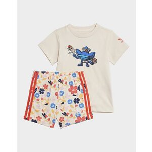 Dieses adidas Set für Babys und Kleinkinder versprüht mit seinem bunten Blumenprint jede Menge Energie und fröhliche Vibes. Das Single Jersey aus 100 % Baumwolle und sorgt für ultimativen Tragekomfort und das lustige Trefoil rundet den Look ab. Die Baumwolle für dieses Produkt stammt aus der Better Cotton Initiative. Better Cotton wird durch das Chain-of-Custody-Modell der Massenbilanz bezogen. Dadurch ist bei Better Cotton keine physische Rückverfolgung bis zum Endprodukt möglich.Hier erfährst du mehr: https://bettercotton.org/who-we-are/our-logo/_• Regulär geschnitten_• Oberteil: gerippter Rundhalsausschnitt_• 100 % Baumwolle_• Shorts: elastischer Bund mit Kordelzug_• Better Cotton wird durch das Chain-of-Custody-Modell der Massenbilanz bezogen - somit besteht die Möglichkeit