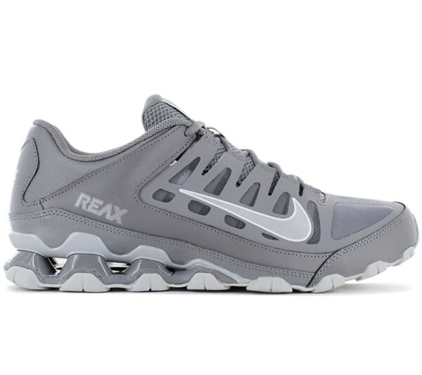 100% Original Nike !  Herstellerfarbe:   Cool Grey / Wolf Grey   Obermaterial:  Leder - Mesh   Zustand:  Neu  und  Originalverpackt         Der Nike Reax 8 TR kombiniert leichtgewichtigen Halt mit reaktionsfreudiger Dämpfung und sorgt damit für erstklassige Performance beim Training. Das dynamische Schnürsystem ermöglicht ein sicheres Tragegefühl im Mittelfußbereich. Flexkerben ermöglichen natürliche Bewegungsabläufe. Die Nike Reax-Dämpfung in der Ferse sorgt für ein reaktionsfreudiges Laufgefühl.      Die Nike Reax-Dämpfung in der Ferse sorgt für ein reaktionsschnelles Tragegefühl.  Die Nike Reax 8 TR Sohle ist abriebfest und haftet zugleich gut am Boden.  Der TPU-Swoosh an der Seite hat eine einzigartige