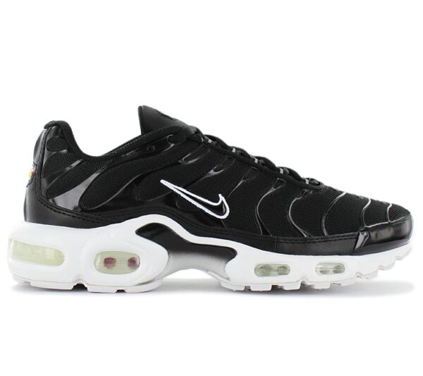 100% Original Nike !  Herstellerfarbe:  Black / Black -White   Obermaterial:  Mesh / Textil   Zustand:  Neu  und  Originalverpackt         Der stylische Nike Air Max Plus sorgt mit Tuned Air für erstklassige Stabilität und unvergleichliche Dämpfung. Die markante TPU-Fußgewölbestruktur wurde von einer Walflosse inspiriert und bringt das Strandleben in die Stadt.      Die ikonischen TPU-Finger an den Seiten erinnern an Palmen und Ozeanwellen.  Reguläre Passform.  Strapazierfähiges Obermaterial.  Die Nike Air-Elemente in der Ferse und im Zehenbereich wurden ursprünglich für Lauf-Performance entwickelt und bieten eine strapazierfähige