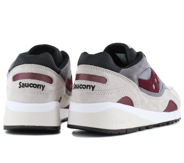 die man von Saucony erwartet. Wildleder und Leder verleihen diesem Retro-Sportschuh seinen klassischen Look.        Retro-Sportschuh mit modernen und authentischen Look.   Obermaterial aus bestem Wildleder - Leder Mix.   Premium-Einlegesohle.   Schnürung für individuellen Halt.   Ionischer Dämpfungssystem.   EVA-Zwischensohle und dreieckige Stollen.   Gummi Außensohle mit rutschfester profilierung.