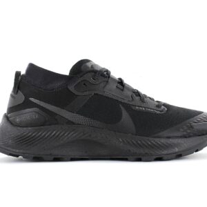 100% Original Nike !  Herstellerfarbe:  Black / Black / Dark Smoke Grey   Obermaterial:  Mesh - Synthetik   Zustand:  Neu  und  Originalverpackt         Mit dem Nike Pegasus Trail 3 GORE-TEX in Schwarz bist du bereit