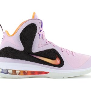 100% Original Nike !  Herstellerfarbe:  Regal Pink /Velvet Brown / Multi-Color   Obermaterial:  Mesh - Textil - Synthetik   Zustand:  Neu  und  Originalverpackt         Der NIKE Lebron IX ?King of LA? ist ein Throwback zu einem der beliebtesten LeBron James Signature Modelle. Diese neue Farbgebung bei LeBron 9 kombiniert Theme-Park Pink mit Teddy-Bear Brown. Farbverlauf-Akzente erinnern an Sommernächte im Vergnügungspark. Schlüpf hinein und erkunde die Welt von LeBron. Die auffälligsten Features des NIKE Lebron IX ?King of LA? sind allerdings die flauschigen Applikationen auf beiden Seiten.      Frische Farben und Farbverlaufdetails erinnern an Abende in Vergnügungsparks.  Ein kombiniertes Max Air- und Zoom Air-Element gewährleistet eine Dämpfung.  Schnürung für Style und optimalen Sitz.  Komfortable Polsterung am Bund und Zunge.  Eine reiche Mischung aus Materialien von Flywire bis hin zu speziell entwickelten Textilien sorgt für Struktur