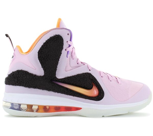 100% Original Nike !  Herstellerfarbe:  Regal Pink /Velvet Brown / Multi-Color   Obermaterial:  Mesh - Textil - Synthetik   Zustand:  Neu  und  Originalverpackt         Der NIKE Lebron IX ?King of LA? ist ein Throwback zu einem der beliebtesten LeBron James Signature Modelle. Diese neue Farbgebung bei LeBron 9 kombiniert Theme-Park Pink mit Teddy-Bear Brown. Farbverlauf-Akzente erinnern an Sommernächte im Vergnügungspark. Schlüpf hinein und erkunde die Welt von LeBron. Die auffälligsten Features des NIKE Lebron IX ?King of LA? sind allerdings die flauschigen Applikationen auf beiden Seiten.      Frische Farben und Farbverlaufdetails erinnern an Abende in Vergnügungsparks.  Ein kombiniertes Max Air- und Zoom Air-Element gewährleistet eine Dämpfung.  Schnürung für Style und optimalen Sitz.  Komfortable Polsterung am Bund und Zunge.  Eine reiche Mischung aus Materialien von Flywire bis hin zu speziell entwickelten Textilien sorgt für Struktur