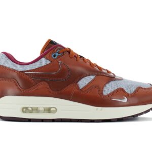 100% Original Nike !  Herstellerfarbe:  Dark Russet / Dark Russet - Metallic Silver   Obermaterial:  Leder   Zustand:  Neu  und  Originalverpackt         Der Nike Air Max 1 Patta - The Next Wave Dark Russett - ist ein Gemeinschaftssneaker zwischen Nike und der niederländischen Streetwear-Marke Patta. Der Schuh verfügt über eine dunkelrote Farbgebung mit hochwertigen Materialien und aufwendigen Details und ist eine Hommage an Amsterdams reiche Kultur und Geschichte. Das Next Wave-Design ist eine Anspielung auf Pattas Zukunftsvision und kombiniert klassische Nike-Ästhetik mit zeitgenössischer Streetwear.       LIMITED EDITION. Obermaterial aus Echtleder mit Textil-Einsätzen.  Vom Alltagslauf inspirierte Schuhe.  Schnürung für individuellen Style und optimalen Sitz.  Komfortable Polsterung am Bund und Zunge.  Laufsohle aus Gummi.  Markante Air-Zwischensohle.  Nike und Patta Details.  Innenfutter Textil.