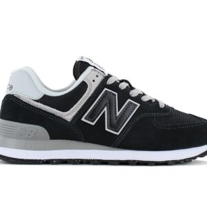 100% Original New Balance !  Herstellerfarbe:  Core Black   Obermaterial:  Leder / Textil   Zustand:  Neu  und  Originalverpackt         Der New Balance 574 ist der perfekte Freizeit-Sneaker. Durch seinen frischen und robusten Look ein echter Hingucker. Weiterhin verschafft die komfortable EVA-Zwischensohle und die robuste Gummi-Außensohle ein angenehmes Tragegefühl.      Gepolsterter Einstieg.  Verstärkter Fersenbereich durch externen Fersenstabilisator.  Sportliches Design.  Leicht Profilierte Laufsohle.  Mesh sorgt für Atmungsaktivität.  Dämpfende EVA Zwischensohle.  Logo an Zunge