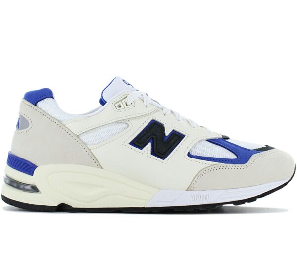 100% Original New Balance !  Herstellerfarbe:  White/ Blue   Obermaterial:  Leder / Mesh   Zustand:  Neu  und  Originalverpackt         Als Teil einer weiteren Teddy-Santis Kollektion überzeugt auch dieser M990WB2 mit hochwertigem Design und Komfort. Mit dabei ist ein - Made in USA Design - mit hochwertigen Leder Einsätzen in Beige