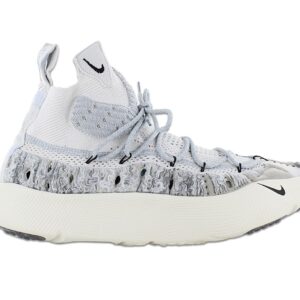 100% Original Nike !  Herstellerfarbe:  Phantom / Black - Coconut Milk   Obermaterial:  Flyknit - Textil   Zustand:  Neu  und  Originalverpackt         Das ISPA-Gefühl ist deine Eintrittskarte zu einem Ort der Ruhe. Das Design wurde von Zen-Gärten inspiriert und kombiniert nachhaltige Materialien (es besteht aus mindestens 20% recyceltem Material) mit meditativem Tragekomfort. Das elastische