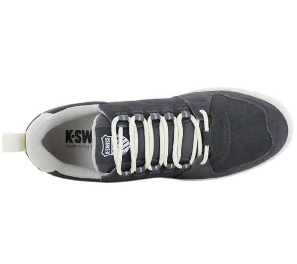 das Branding und die aus verschiedenen Materialien aufgebauten Lagen machen dieses Modell bereit für die Straße. Die reflektierenden Details sind vom aktiven California-Lifestyle inspiriert.      Obermaterial aus Suede-Leder.   K-Swiss Markendetails.  Schnürung für Style und optimalen Sitz.  Komfortable Polsterung am Bund und Zunge.  Laufsohle aus Gummi.  CMEVA-Zwischensohle.  Innenfutter Textil.