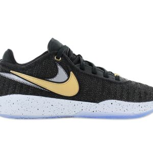 100% Original Nike !  Herstellerfarbe:  Black / Metallic Gold - White   Obermaterial:  Textil - Mesh   Zustand:  Neu  und  Originalverpackt         LeBron XX - Schuhe sind das neueste Basketballmodell von LeBron James.   Nach fast zwei Jahrzehnten Karriere strebt LeBron weiterhin nach Größe und setzt Maßstäbe für zukünftige Generationen.     Das XX-Modell zeichnet sich durch eine leichtere Bauweise und ein abgesenktes Profil aus