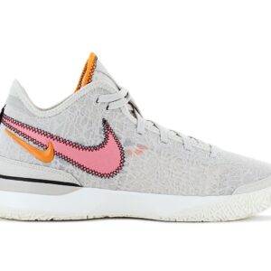 100% Original Nike !  Herstellerfarbe:  Light Orewood Brown / Coral Chalk   Obermaterial:  Mesh / Synthetik   Zustand:  Neu  und  Originalverpackt         Der Nike Zoom LeBron NXXT Gen - Light Orewood Brown - zollt LeBrons bescheidenen Anfängen Tribut