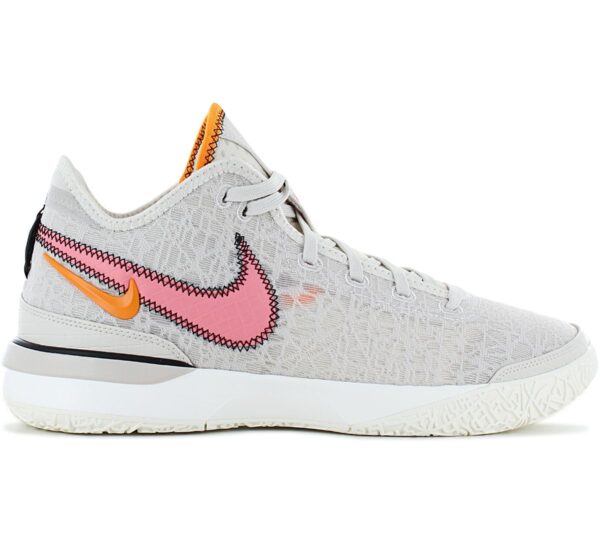 100% Original Nike !  Herstellerfarbe:  Light Orewood Brown / Coral Chalk   Obermaterial:  Mesh / Synthetik   Zustand:  Neu  und  Originalverpackt         Der Nike Zoom LeBron NXXT Gen - Light Orewood Brown - zollt LeBrons bescheidenen Anfängen Tribut