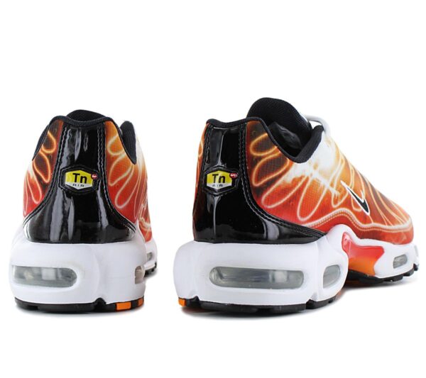 während die atmungsaktive Konstruktion und die Max-Air-Elemente im Vorfuß und in der Ferse für Tragekomfort bei gleichzeitig geringem Gewicht sorgen. Der Air Max Plus OG in der -Light Photography-Version ist vom beliebten Fotografie-Trend inspiriert und verfügt über ein leichtes Obermaterial in Rottönen.      Das Obermaterial sorgt mit luftigem Mesh für leichten Tragekomfort und Strapazierfähigkeit.  Verstärkte Zehenkappe.  Schnürung für individuellen Style und optimalen Sitz.  Komfortable Polsterung am Bund und Zunge.  Gummisohle mit Air-Unit.  Mit Tuned Air für Stabilität und Dämpfung.  Nike Details.  Innenfutter Textil.