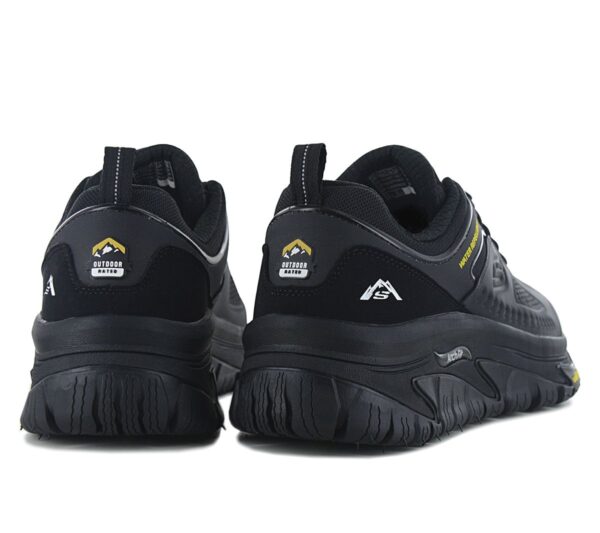 unterstützendem Tragekomfort mit Skechers Relaxed-Fit®: Arch-Fit® Road Walker - Recon.      Dieser Outdoor-Sneaker verfügt über ein wasserabweisendes Leder-Obermaterial mit Schnürung