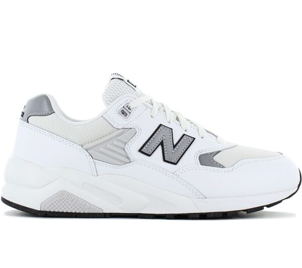 100% Original New Balance !  Herstellerfarbe:  White / Sea Salt / Silver Metallic   Obermaterial:  Leder / Mesh   Zustand:  Neu  und  Originalverpackt         Dieser MT580 von New Balance hat ein hochwertiges Upper aus Leder und Mesh - geschnitten auf eine sportliche Retro-Silhouette. Strahlend weißes Upper mit beigen Akzenten..       Mesh-Obermaterial mit Leder-Overlays.  ABZORB-Mittelsohle absorbiert Stoßkräfte durch eine Kombination aus Dämpfung und Druckwiderstand. Stabilisierendes ROLLBAR-Stützsystem für besseren Support reduziert Bewegungen im Rückfußbereich. C-CAP Mittelsohlendämpfung sorgt für langanhaltende Unterstützung.  580 Logo-Zungenetikett.  Schnürung für individuellen Style und optimalen Sitz.  Komfortable Polsterung am Bund und Zunge.    Innenfutter Textil.