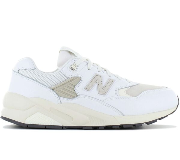 100% Original New Balance !  Herstellerfarbe:  White / Beige   Obermaterial:  Nubuk-Leder und Mesh   Zustand:  Neu  und  Originalverpackt         Dieser MT580 von New Balance hat ein hochwertiges Upper aus Nubuk-Leder und Mesh - geschnitten auf eine sportliche Retro-Silhouette. Strahlend weißes Upper mit beigen Akzenten.       Obermaterial aus Nubuk-Leder und Mesh.  580 Logo-Zungen-etikett.  ABZORB-Mittelsohle absorbiert Stoßkräfte durch eine Kombination aus Dämpfung und Druckwiderstand.  C-CAP Mittelsohlendämpfung sorgt für langanhaltende Unterstützung.  Stabilisierendes ROLLBAR-Stützsystem für besseren Support reduziert Bewegungen im Rückfußbereich.   Innenfutter Textil.