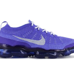 100% Original Nike !  Herstellerfarbe:   Light Ultramarine / Polar/Polar / Pure Platinum   Obermaterial:  Textil - Mesh (FlyKnit)   Zustand:  Neu  und  Originalverpackt         Bist du schon einmal auf Air gelaufen? Schau dir den Air VaporMax 2023 an