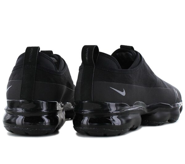 lässigen Sneaker ohne Schnürsenkel bist du gerüstet für die Zukunft. Der VaporMax Moc Roam kombiniert leichte Materialien mit einem praktischen Slip-on-Design sowie der legendären VaporMax Air-Dämpfung. Der gewebte Überzug sorgt für ein angenehmes Tragegefühl bei jedem Wetter und der bemalte VaporMax Cage rundet den futuristischen Style durch einen erstaunlich cleanen Look ab.  Durchgehende