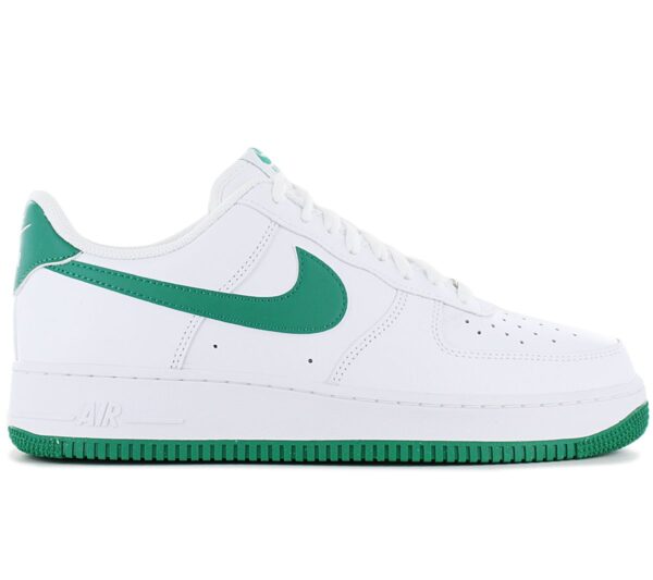 100% Original Nike !  Herstellerfarbe:  White / Malachite - White   Obermaterial:  Leder   Zustand:  Neu  und  Originalverpackt         Mit Streetstyle-Ikone Air Force 1 erhältst du retro-inspirierte Ästhetik erster Güte. Seine bewährten Funktionen wie vernähte Overlays und die klassische Farbgebung stehen ganz in der Air Force 1-Tradition